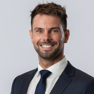 Headshot Mike Azarnikow