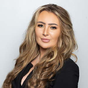 Headshot of Holly Challenger